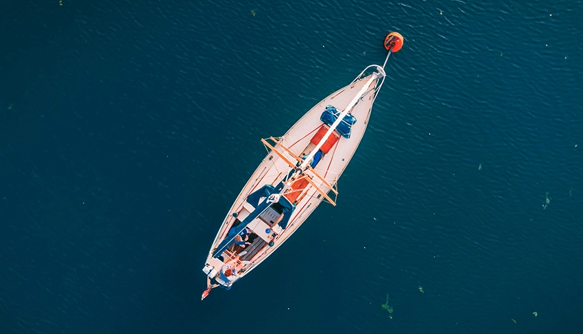 Voilier orange — SailingLoc propriétaire